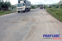 Quốc lộ 19, đoạn ngang qua huyện Đăk Pơ (Gia Lai) bị hư hỏng, bong tróc nhiều năm chưa được sửa chữa - Ảnh: ĐÔNG HÀ