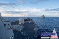 Tàu khu trục lớp Arleigh Burke mang tên USS Dewey hướng về Biển Đông trong ảnh chụp ngày 19-5 - Ảnh: Reuter