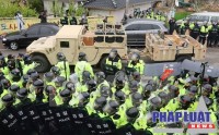 Xe chở hệ thống THAAD vào khu vực lắp đặt ở Seongju ngày 26/4. (Nguồn: AFP/TTXVN)