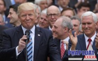 Trump cùng các nghị sỹ mừng chiến thắng tại Nhà Trắng sau nỗ lực thành công trong ở Hạ viện, tiến tới bãi bỏ chính thức Obamacare. Ảnh: AP