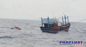 Tàu cá Bình Định bị chìm, 2 người chết, 4 người mất tích