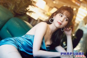 "Đứng hình" vì Ngọc Trinh mặc váy dây cực mảnh khoe vòng 1 hững hờ