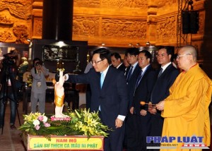 PTTg Pham Binh Minh thuc hien nghi le tam Phat tai Chua Tam Chuc copy