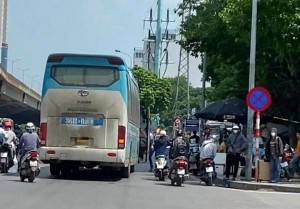 Cảnh sát giao thông Hà Nội xử lý phương tiện vi phạm giao thông qua tin báo từ người dân. Ảnh: CAHN