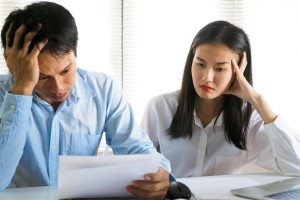Chồng vay nợ để chi tiêu riêng, pháp luật có bắt buộc vợ phải trả nợ cùng chồng không?
