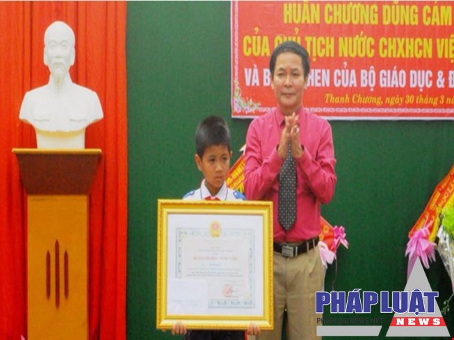 tang hoc sinh dung cam JQNN thumb