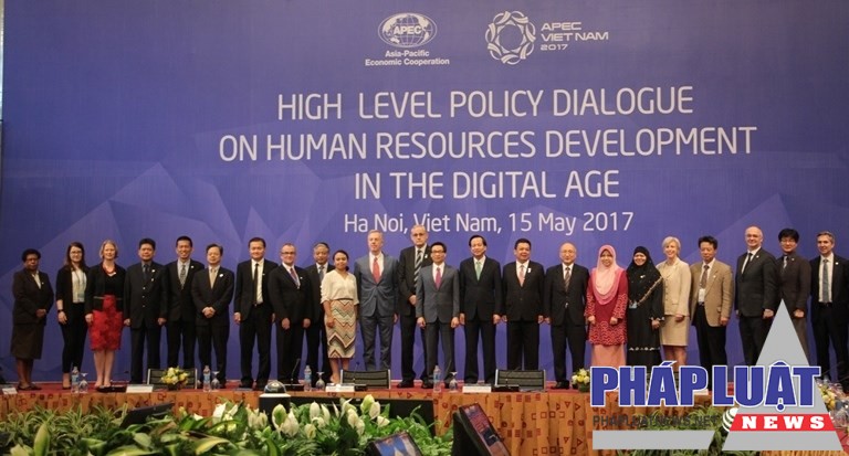 Các đại biểu tham dự Đối thoại chụp ảnh lưu niệm.