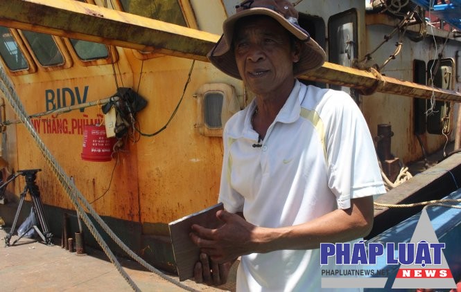 Ông Trần Đình Sơn, chủ tàu BĐ 99245 TS, cầm mẫu vỏ thép tàu được tổ thẩm định độc lập lấy để kiểm nghiệm - Ảnh: Thái Thịnh