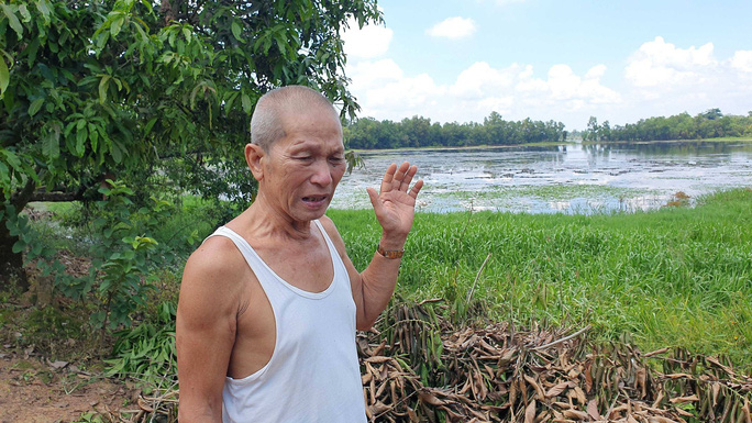 Ông Sỹ trao đổi về vụ việc tại vùng hồ nuôi thủy sản